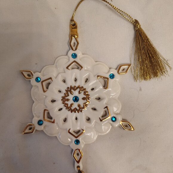 LENOX 2005 Annual Gemmed Snowflake Ornament - Picture 1 of 8
